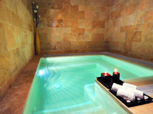 Utiliza los buscadores en la web para buscar los mejores hoteles románticos.