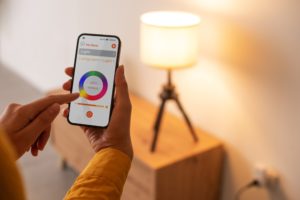 Por medio de las apps móviles se pueden controlar las luces de las casas