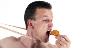 Ejercicio y una dieta densa en calorías para ganar peso y masa muscular rápido