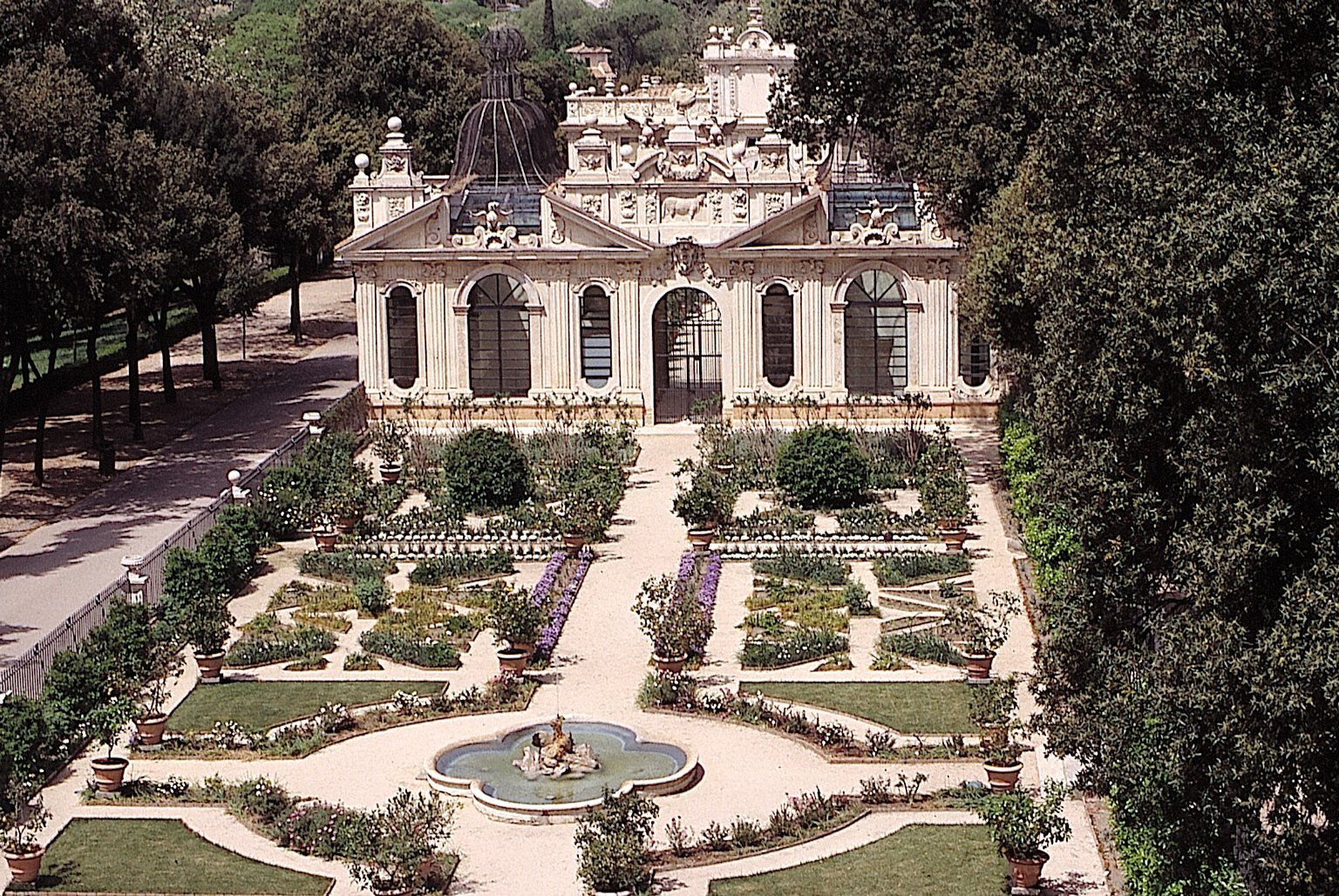 Cosa c’è nei giardini segreti di Villa Borghese?