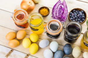 Come colorare il uovo di pasqua a casa con coloranti naturali e con la stoffa