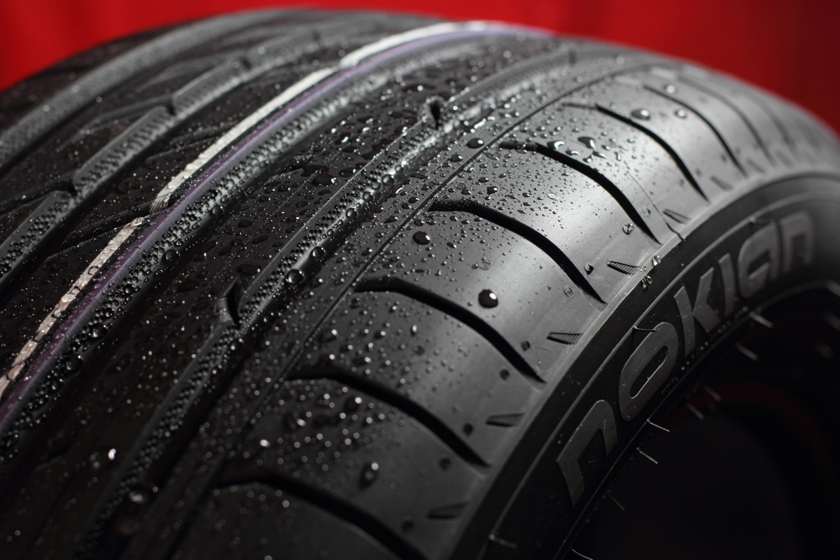 Run flat car tires should come standard with every car