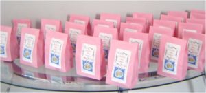 Cut down wedding costs with cheap wedding favors