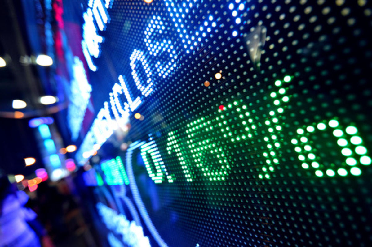 How can a stock trading software help?